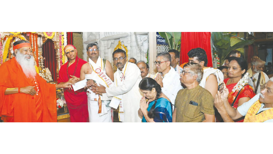 Datta Jayanti: Sri Ganapathy Swamiji donates Rs. 9 lakh to boys hostel