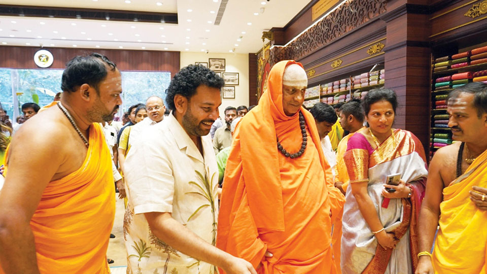 Suttur Seer inaugurates Kancheepuram Varamahalakshmi Silks Showroom in city