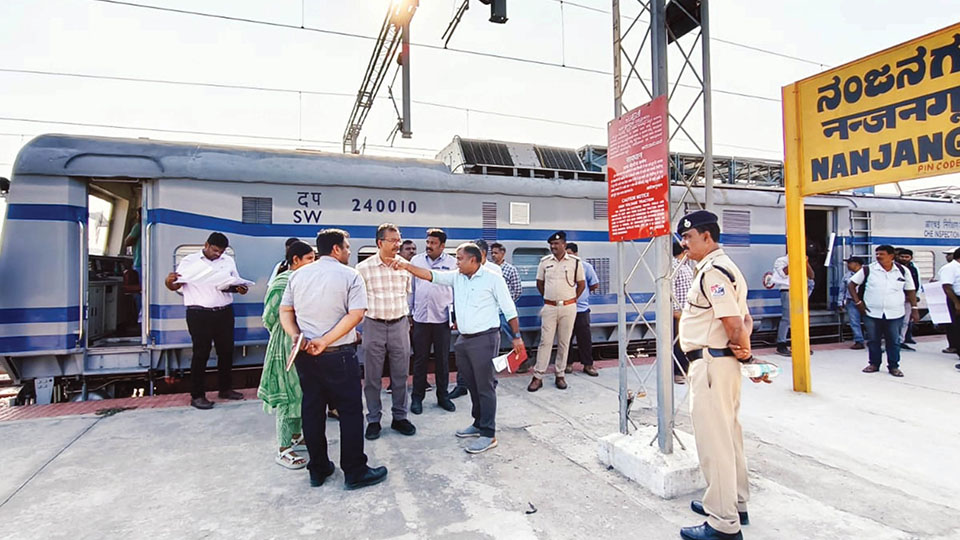 DRM inspects Nanjangud, Kadakola and Ashokapuram Railway Stations