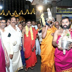 Shiroor Mutt Seer on his Paryaya Poorva Parikrama Yatre in city