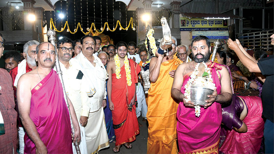 Shiroor Mutt Seer on his Paryaya Poorva Parikrama Yatre in city