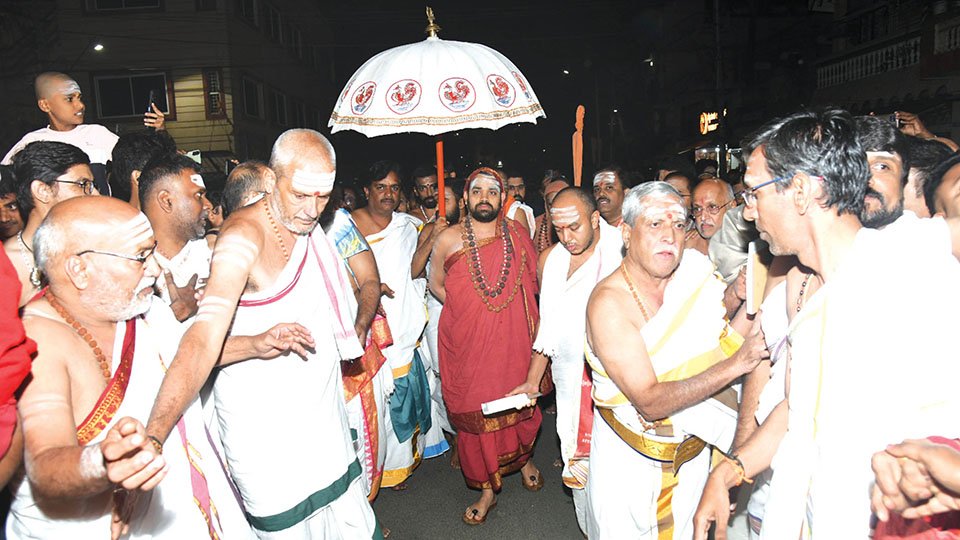 Sringeri Mutt Seer accorded warm welcome