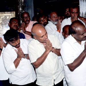 Union Minister Kumaraswamy offers prayers at Chamundi Hill temple