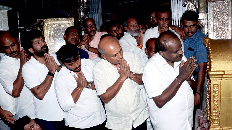 Union Minister Kumaraswamy offers prayers at Chamundi Hill temple