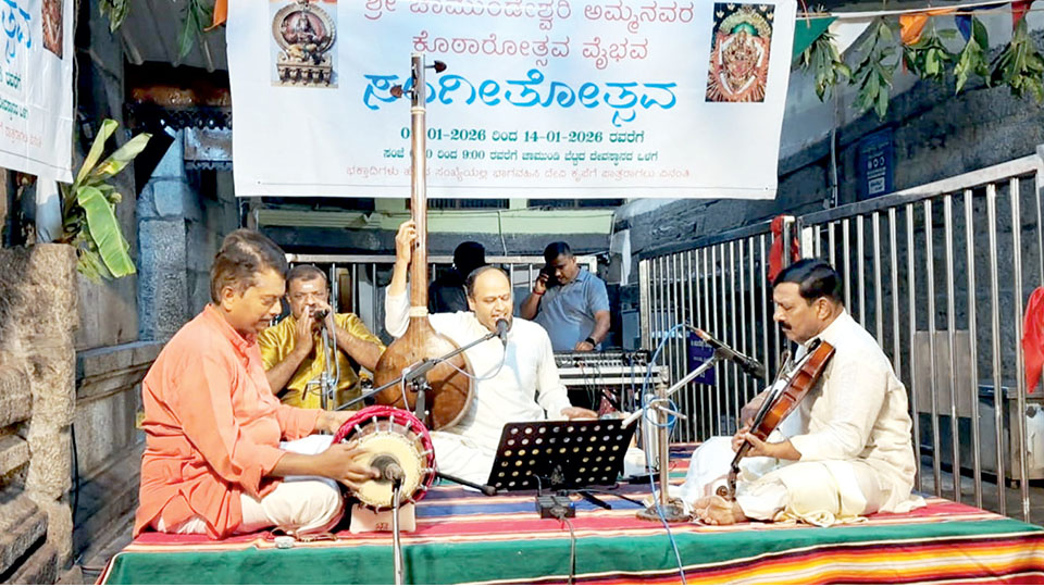 Vid. R. Raghu performs on penultimate day of Chamundi Hill Kotharotsava