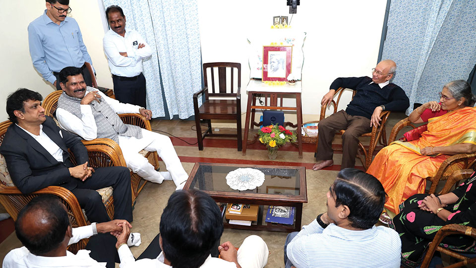 Minister Shivaraj Tangadagi visits Kuvempu residence