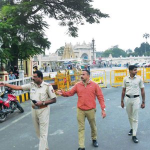 Helium cylinder blast triggers eviction of  footpath vendors
