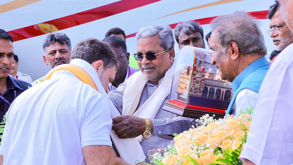 Warm welcomes, cold signals at Rahul’s Mysuru stopover