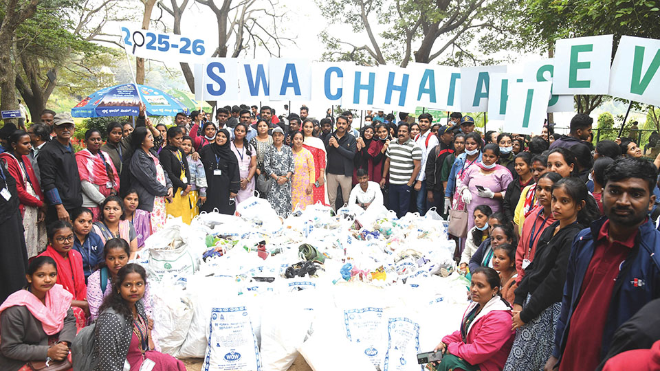 Cleanliness drive at Kukkarahalli Lake