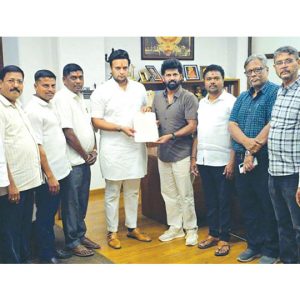 Ex-MP meets MP Yaduveer, raises railway, traffic issues
