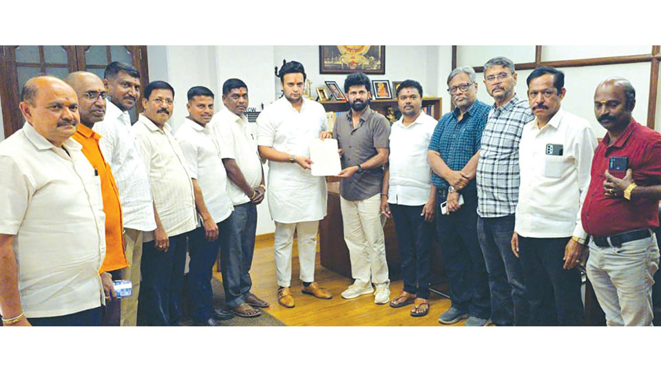 Ex-MP meets MP Yaduveer, raises railway, traffic issues