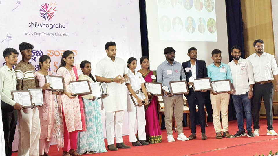 MP Yaduveer presents Shikshana Nava Chetana Awards