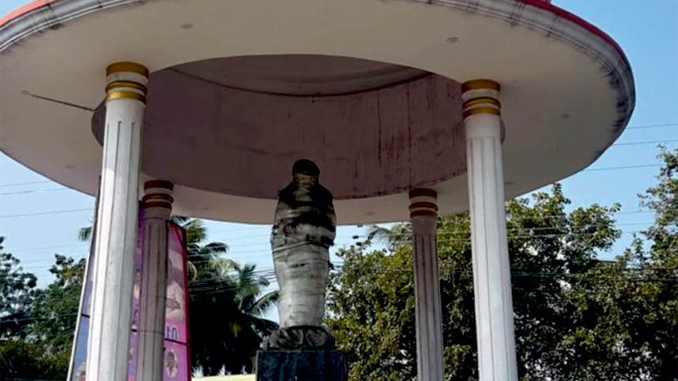 Ex-Corporator flays delay in unveiling of Kuvempu statue