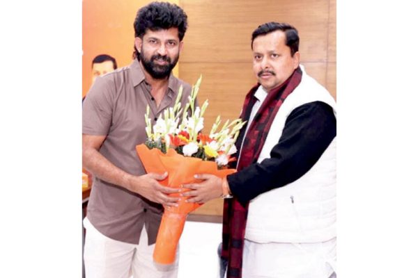 Prathap Simha greets Nitin Nabin