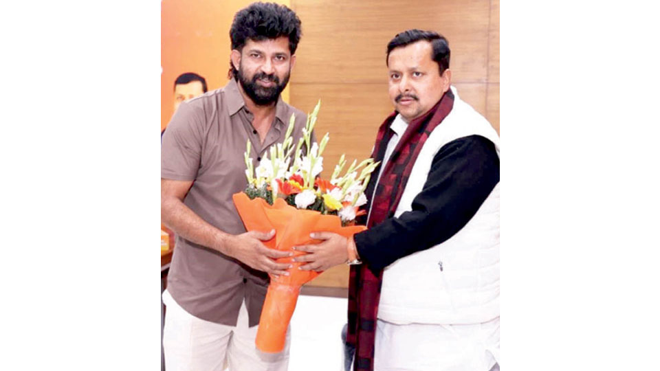 Prathap Simha greets Nitin Nabin