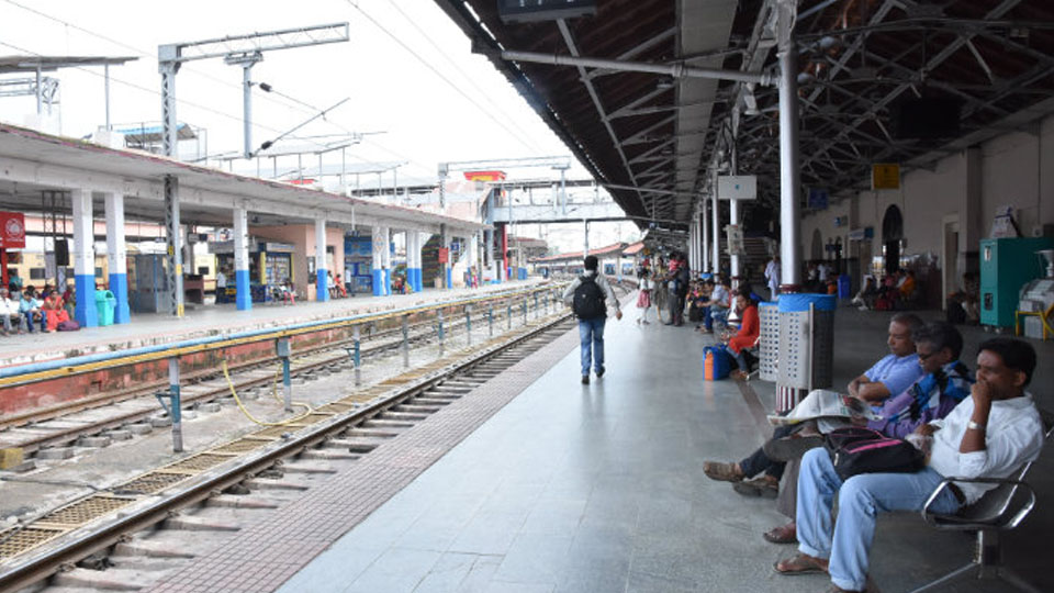 Train announcements through FM radio