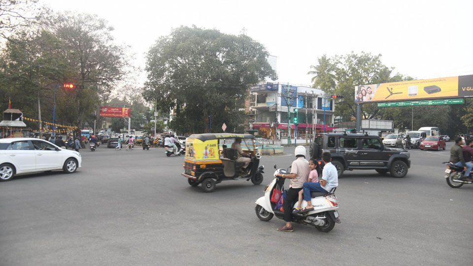 Rampant traffic rule violations at signals