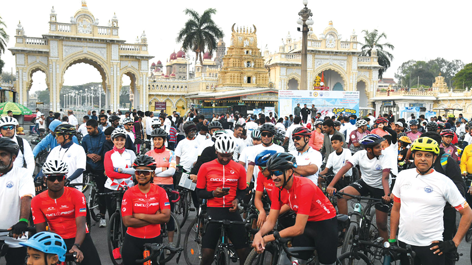 Cyclists pedal for clean city