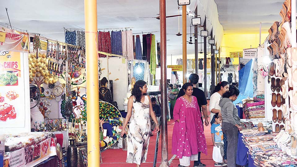 Indian Dastkaar Handloom, Handicraft Haat till Mar. 15