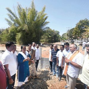 Lake encroachment in K.C. Layout: 48-hour deadline to remove compound