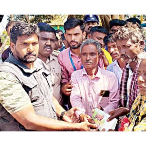 Elephant attack death at Bandipur: Rs. 20 lakh compensation cheque handed over to family