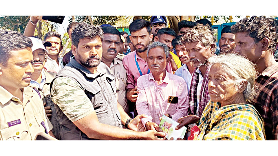 Elephant attack death at Bandipur: Rs. 20 lakh compensation cheque handed over to family