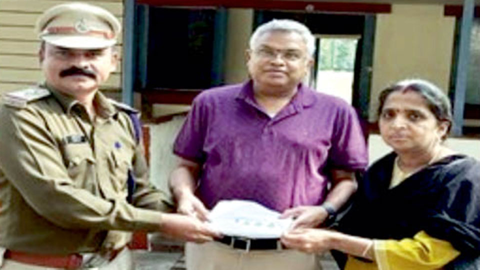 Gold Mangalsutra worth Rs. 2 lakh retrieved from train commode
