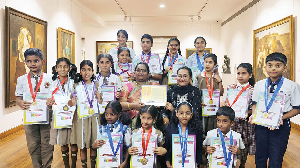 Medal winners of Natl. Art Contest