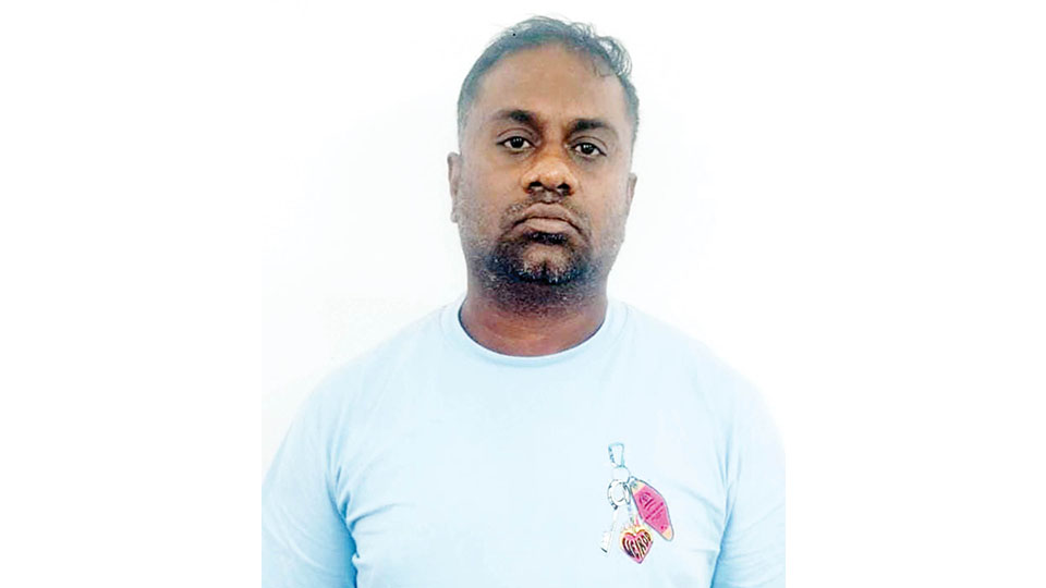 Pledged gold weight tampering case: Bank gold appraiser held on return from Bangkok