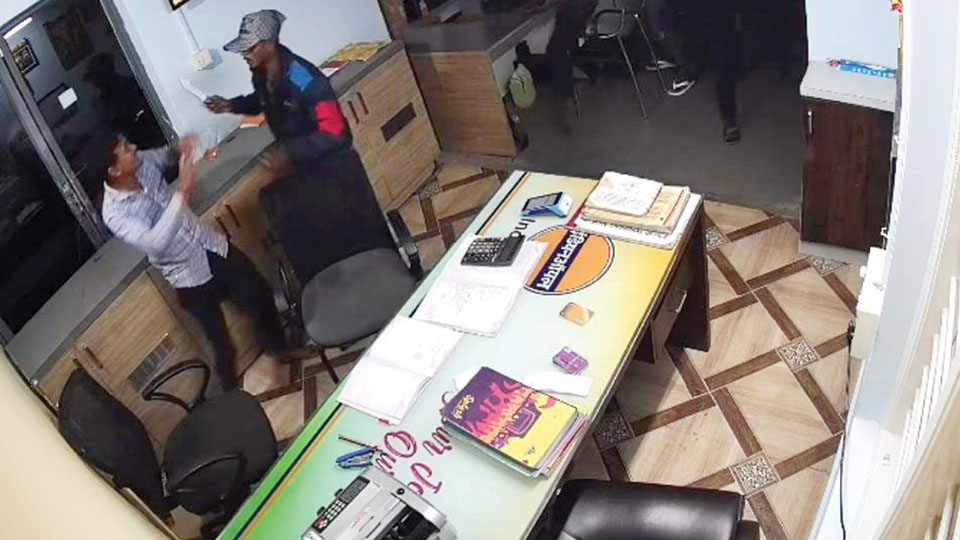 Dacoity at Bilikere petrol bunk: Youths attack petrol bunk staff, steal Rs. 15,000; culprits still missing