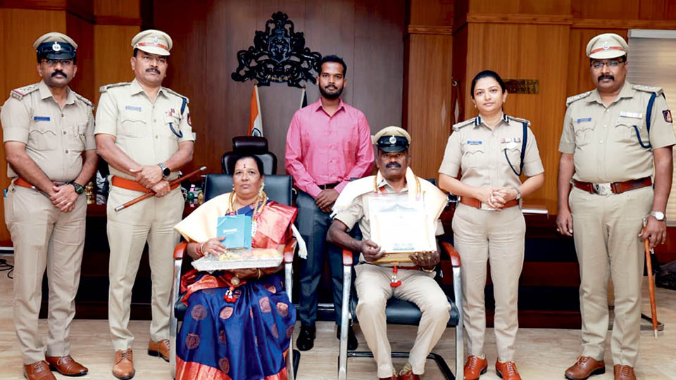 City Police Commissioner accords send-off to ASI