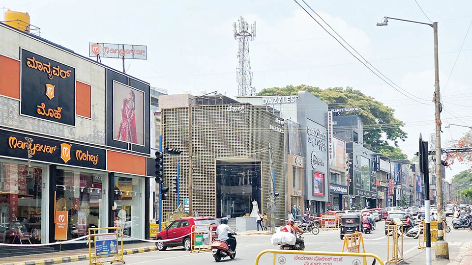 Parking crisis on D. Devaraj Urs Road
