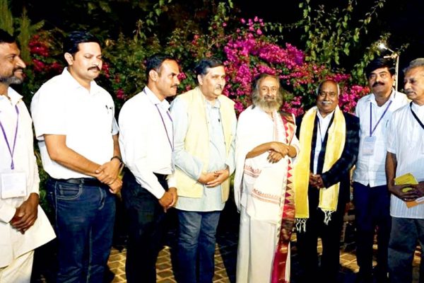 Sri Ravi Shankar Guruji fetes MCCI President Dr. K.B. Lingaraju