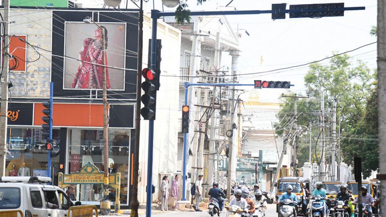 Signal... signal... everywhere: 43 new traffic lights - Star of Mysore