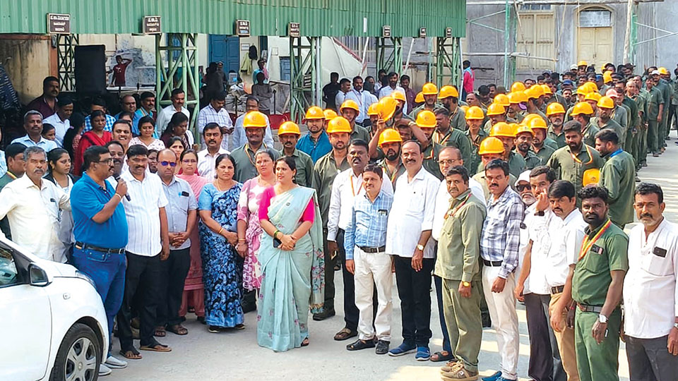 Lineman Diwas: CESC honours ground maintenance staff