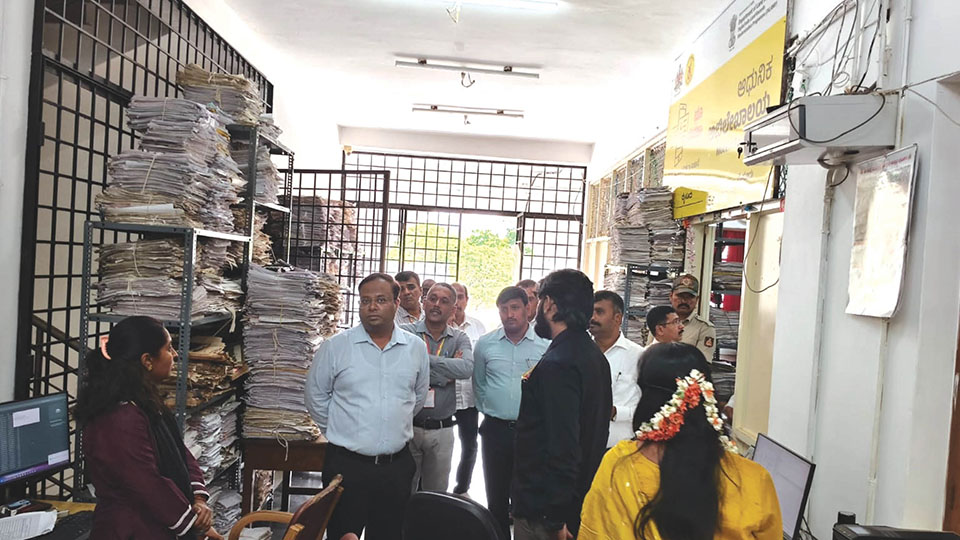 Regional Commr. pays surprise visit to Mysuru Taluk office