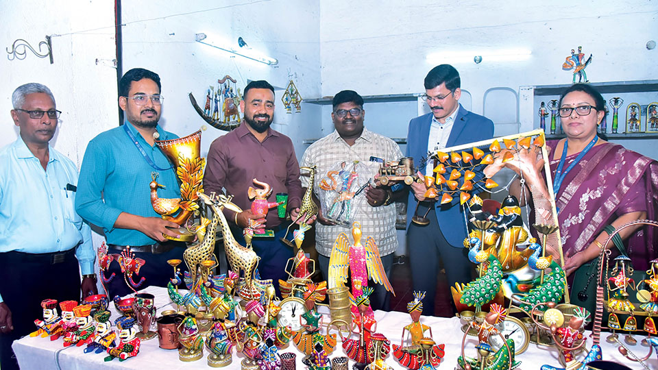 Gandhi Shilp Bazaar at JSS Urban Haat: Handicrafts Expo-cum-Sale begins