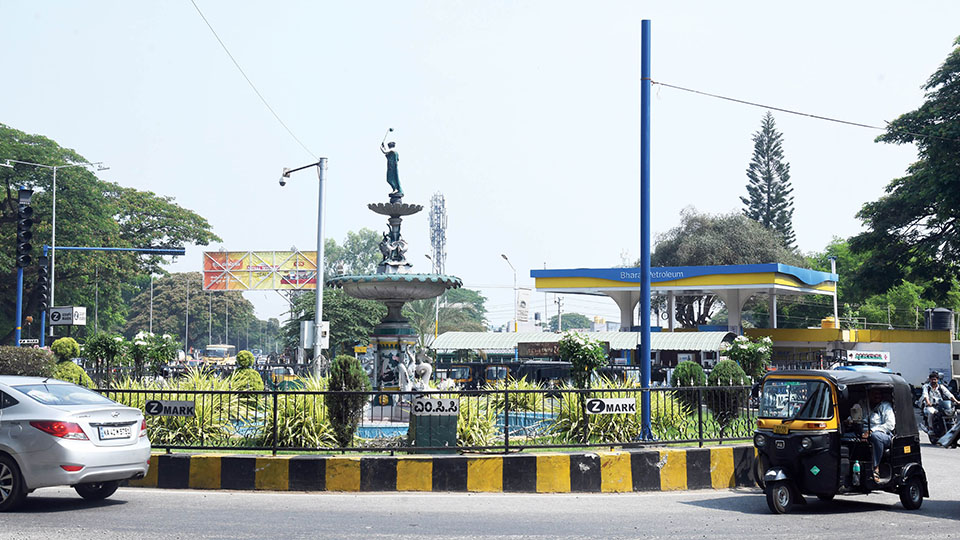 After iconic Elephant Statue Circle… Now, traffic signal poles invade historic Elgin Fountain Circle