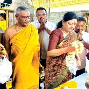 V.K. Sasikala visits Chamundi Hill Temple