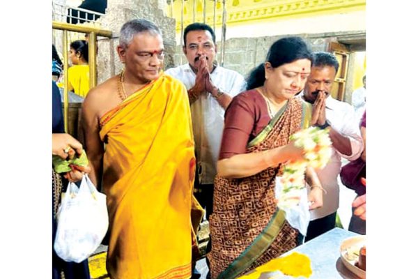 V.K. Sasikala visits Chamundi Hill Temple