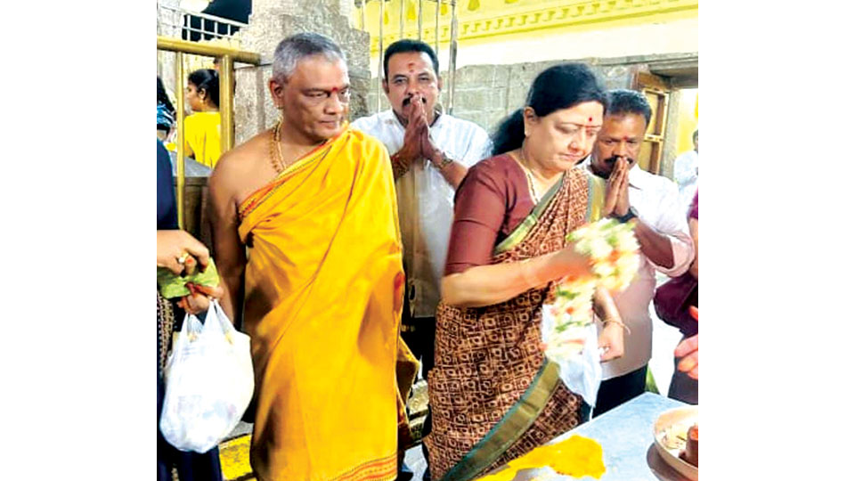 V.K. Sasikala visits Chamundi Hill Temple