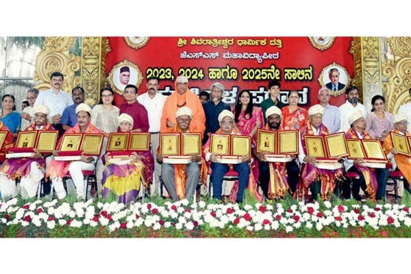 Suttur Mutt confers Awards