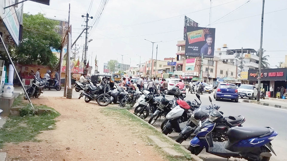 Ease traffic bottleneck near Hinkal Flyover