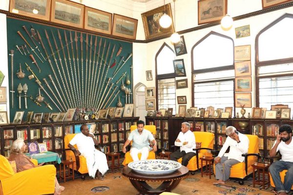 HDK calls on Pramoda Devi Wadiyar