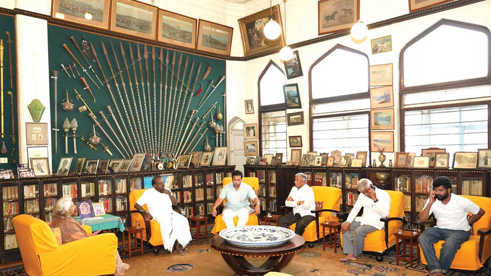 HDK calls on Pramoda Devi Wadiyar