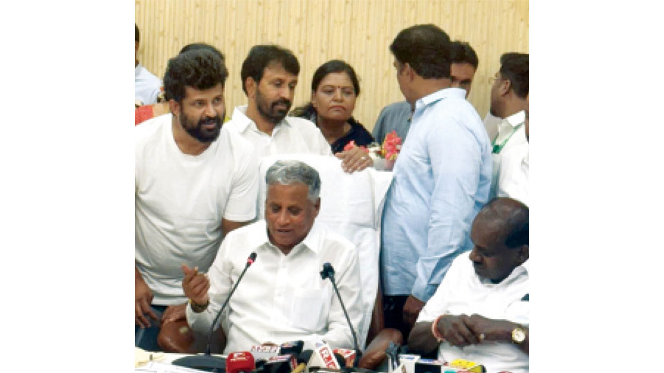 Former MP Prathap Simha submits memorandum to Minister V. Somanna