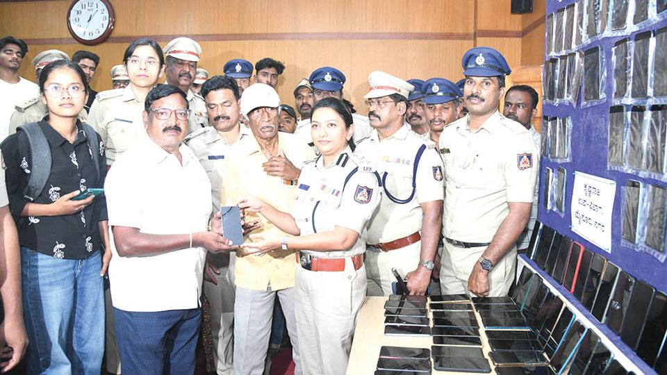 220 mobile phones worth Rs. 20 lakh recovered