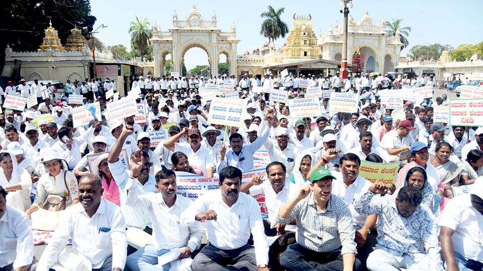 Govt. Land Surveyors take out ‘Chalo Mysuru’ rally