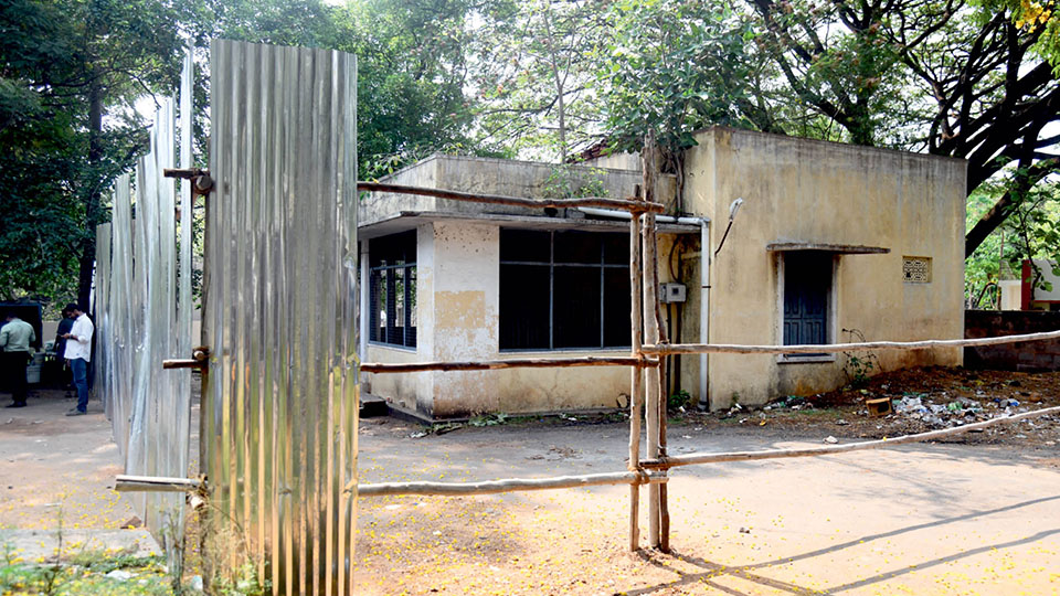 ‘Matsya Darshini’ near old DC’s Office: Preparations on to raze defunct canteen building