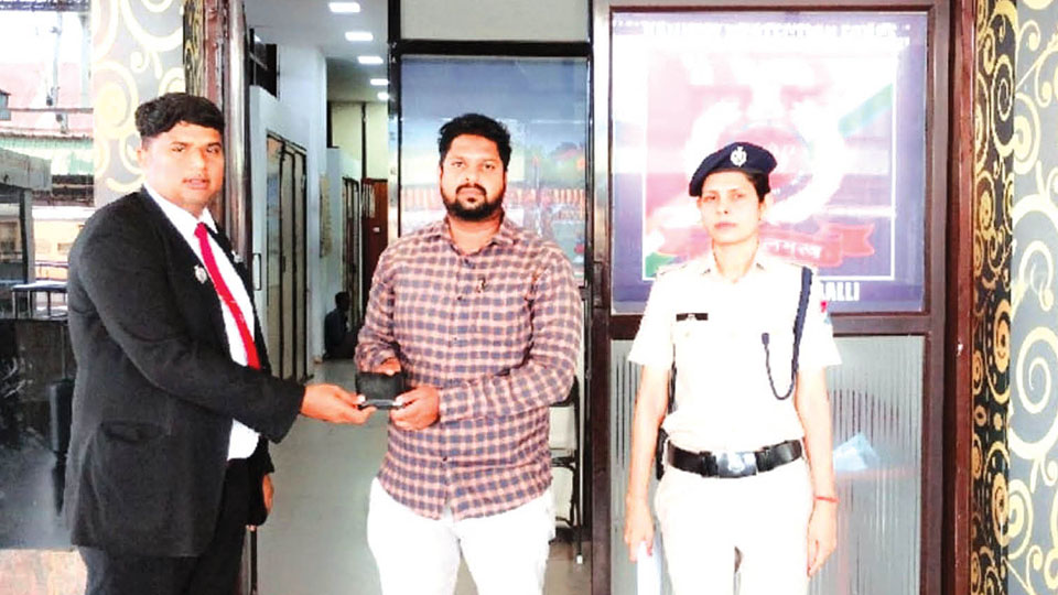 Lost purse traced, returned to passenger